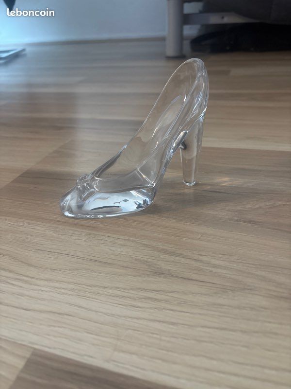 Chaussure cendrillon en verre (image 1)