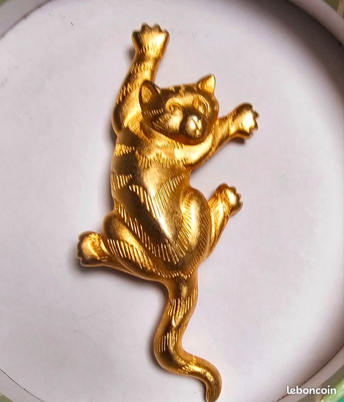 Broche Vintage Chat A.J.C – Métal Doré Mat Et Brillant – Bijou Occasion