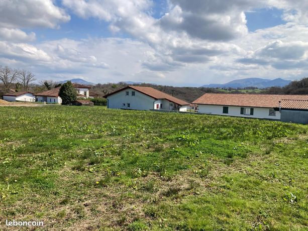 Terrain constructible 1000 m² – Ustaritz – Vue montagnes, proche Bayonne Biarritz et Anglet