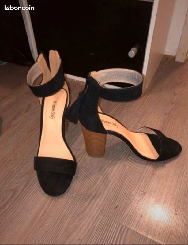 Sandales à talons sandales à talons
Porter 3 - 4 fois pour des événements es sont comme neuves.
( Il y a juste le dessous de la semelle abîmer ce qui est normal 🙄 ) voir dernière photo (image 2)