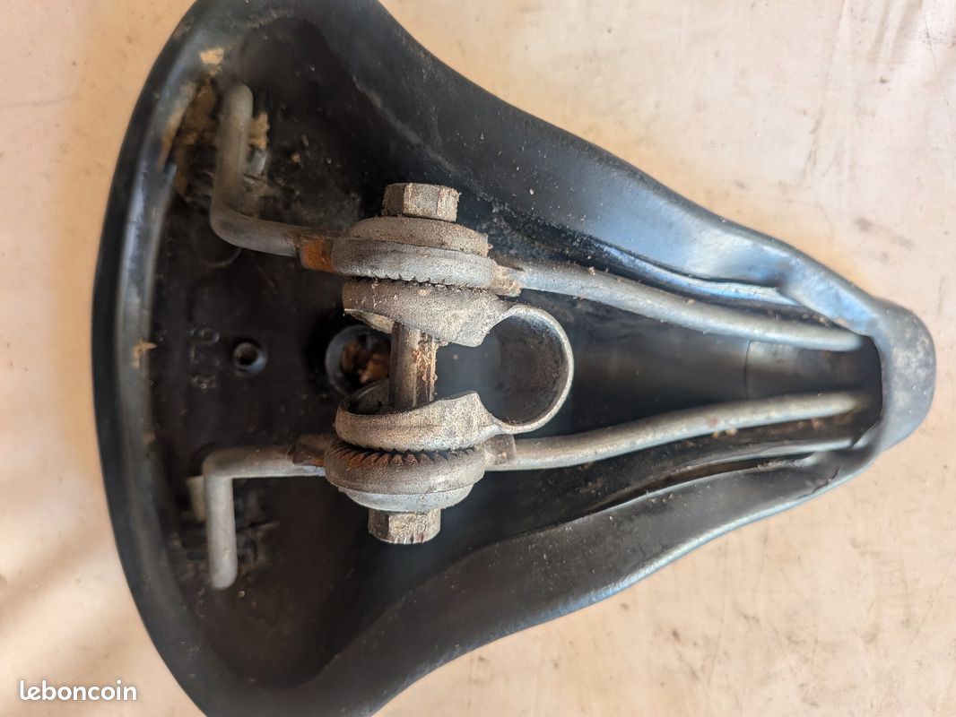 Ancienne selle velo course cuir Motobecane - Collection