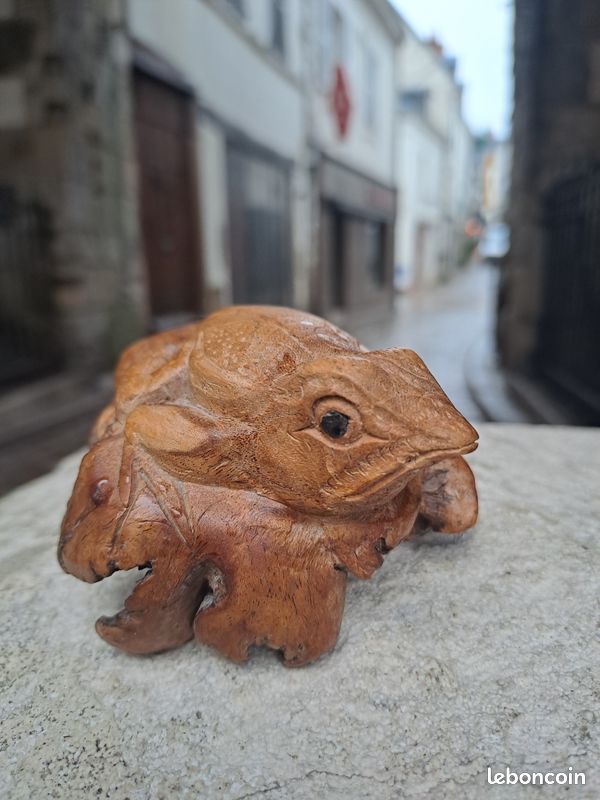 Grenouille sculptée dans un morceau de bois - Grenouilles du monde