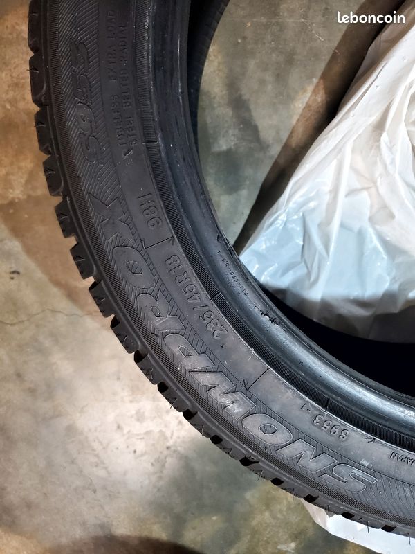 Paire de deux Pneus neige 235 45 R18 Toyo - Équipement auto