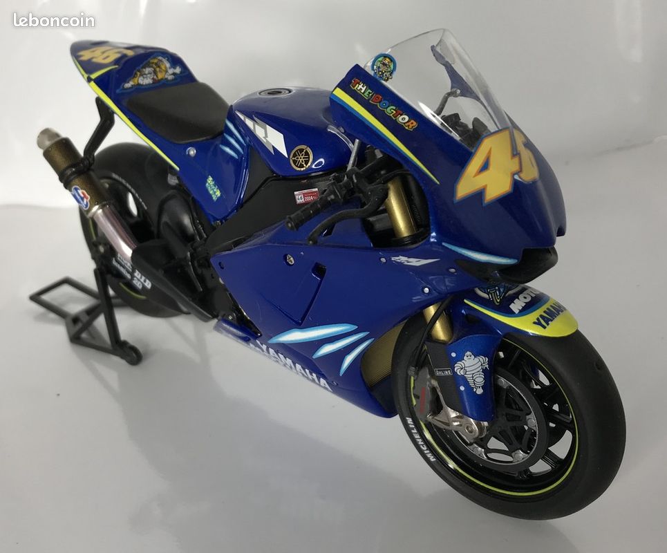 Modèle de moto de compétition GP Yamaha n°46 (image 2)