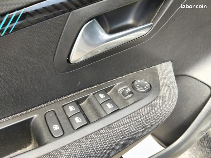 Peugeot 208 1.2 PureTech 100ch S&S Style (image 12)