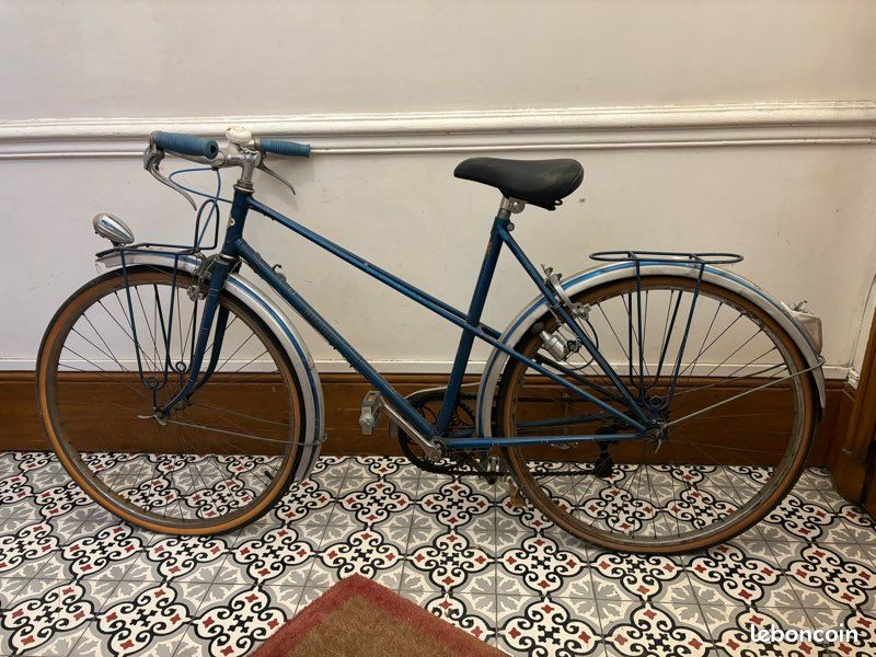 Ancien Insigne De Vélo CYRNOS, Tête De Cycliste, Bleu, Fabrication Française