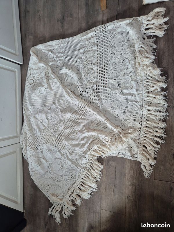 Coussin fait main décoratif blanc tricoté au crochet pour canapé ajouré
