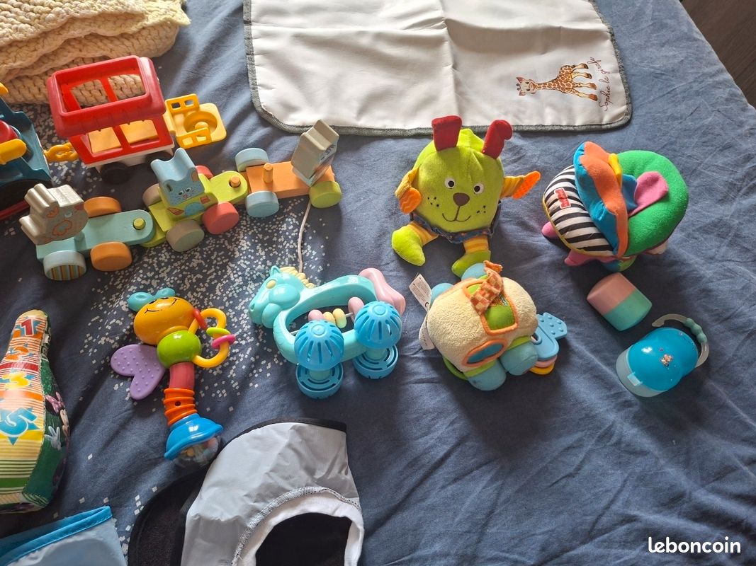 Lot de hochets, jouets pour bébé et accessoires de puériculture (image 4)