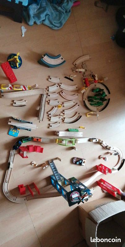 Vend petit circuit de train en bois (image 1)