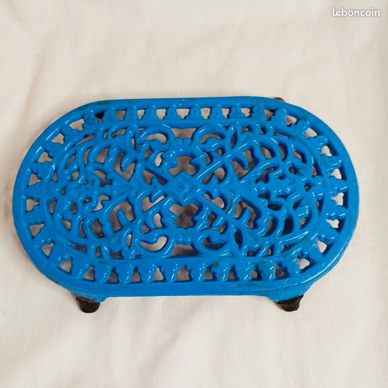 Ancien Dessous-de-plat En Fonte émaillée Bleu - Objet De Cuisine Vintage - Décoratif