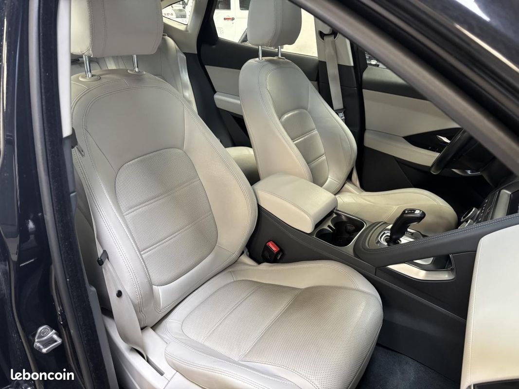 JAGUAR E-PACE D150 - AWD - BVA S PHASE 1 - CARPLAY - Toit ouvrant (image 25)