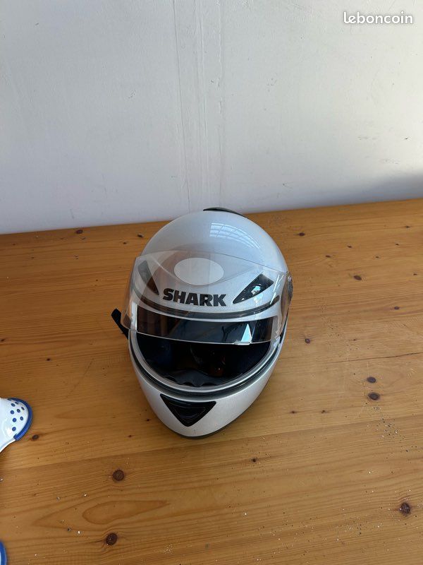 Casque shark (image 1)