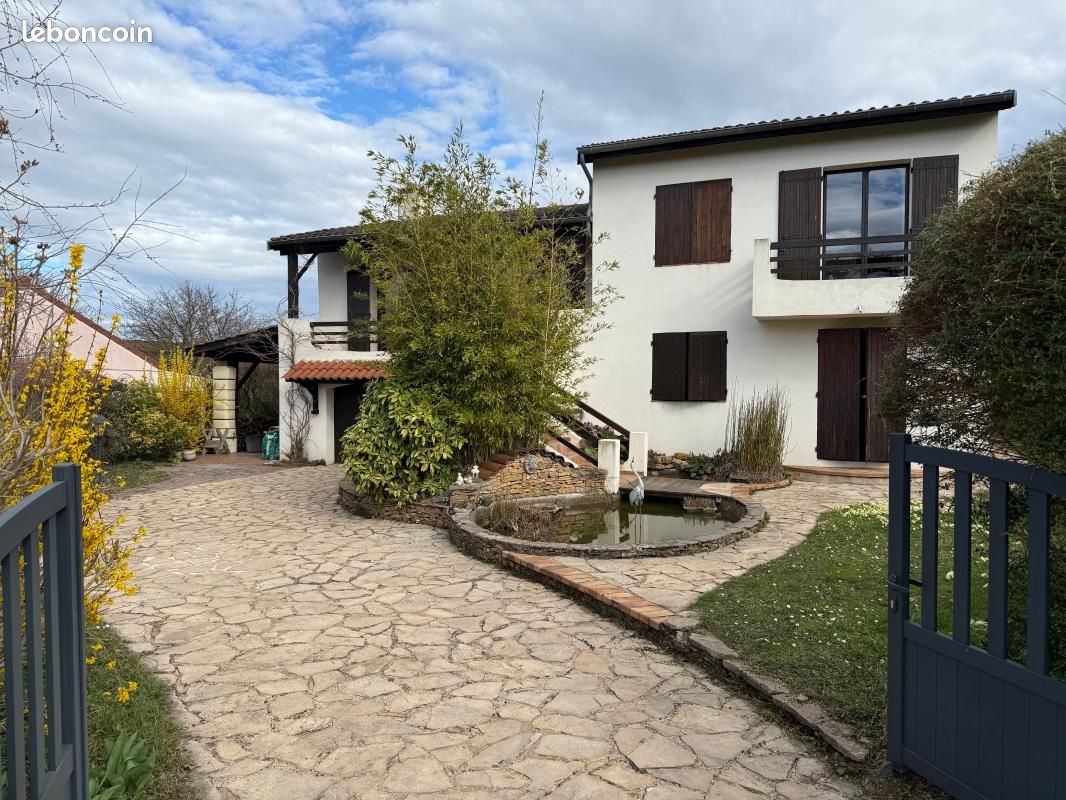 Maison 7 pièces 200 m² · à Dommartin · 200 m² · 2 270 €
