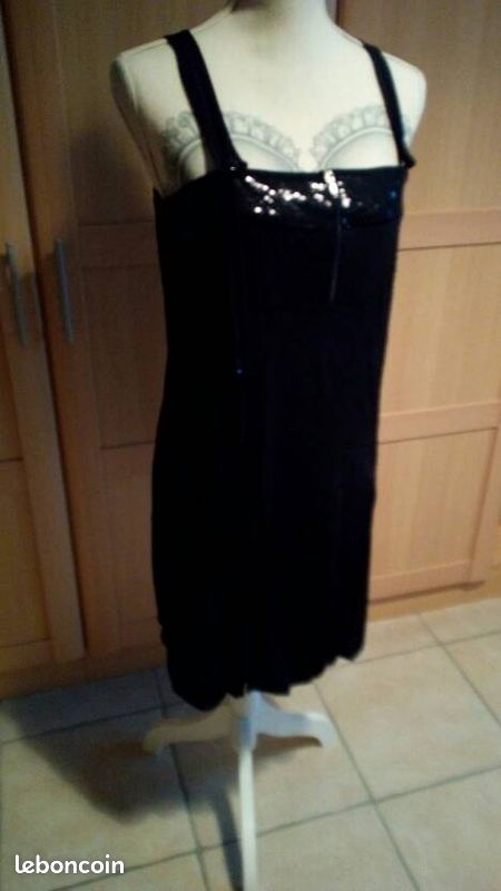 Robe noire à bretelles et fermeture éclair devant (image 1)