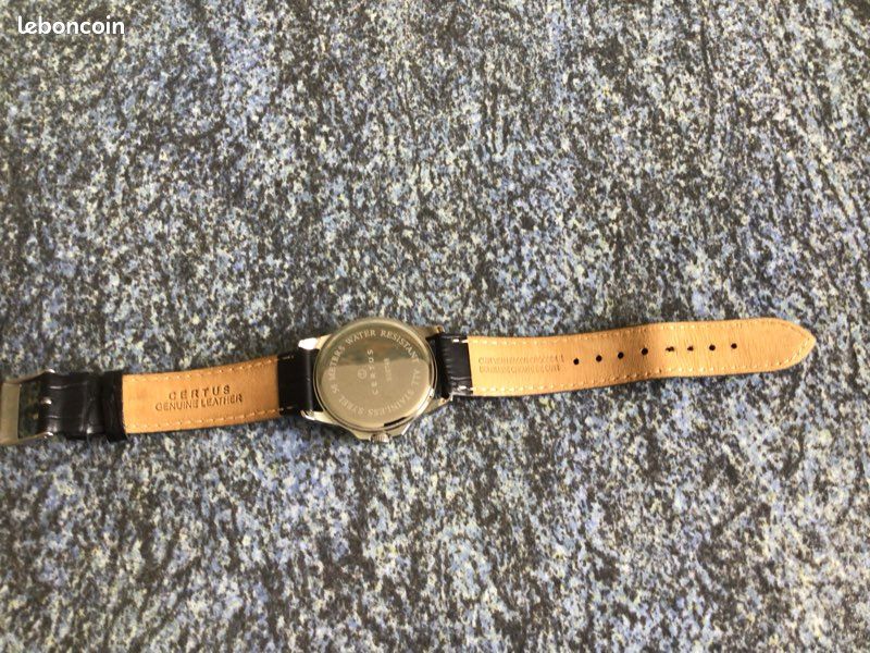 Montre Certus 610748 Quartz en fonctionnement Boîtier acier rond 38 mm Épaisseur 11 mm Cadran noir 3 aiguilles Verre plexus Bracelet cuir veau façon crocodile Doublure croûte de cuir Étanchéité 50 m (image 5)