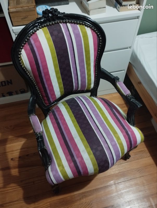 Joli fauteuil de couleur (image 2)