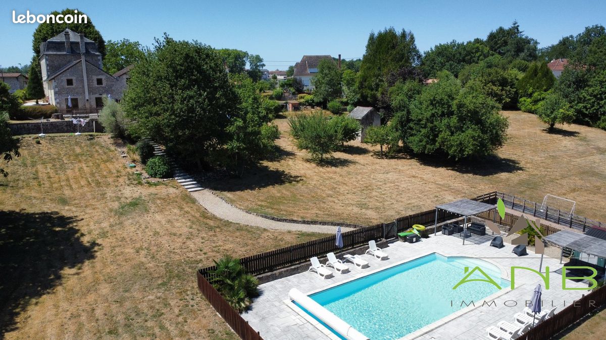 Maison 10 pièces 220 m² · à Piégut-Pluviers · 220 m² · 699 300 €