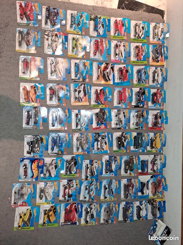 Lot de voitures hotwheels, état neuf, sous blister (image 1)