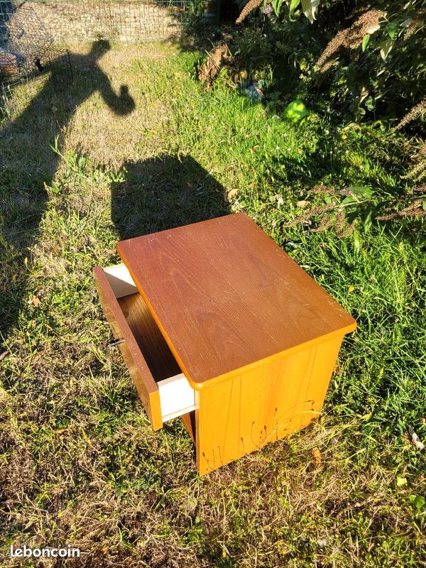 Table de chevet a tiroir et roulettes (image 3)