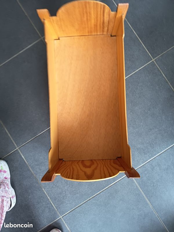 Lit de poupée en bois vernis (image 2)