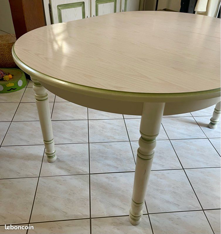 Table avec six chaises (image 3)