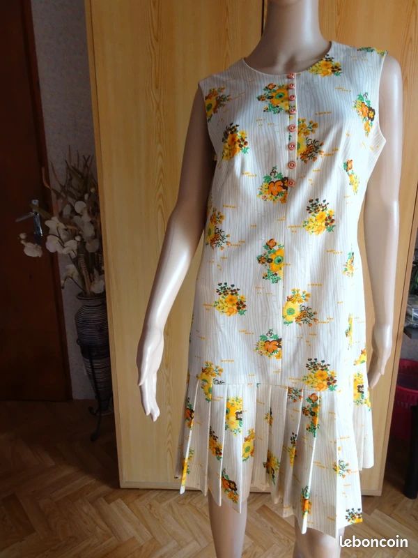 Robe grande taille sans manche motifs fleuris (image 1)