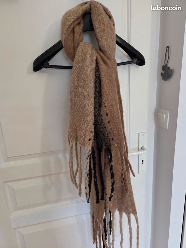 Étole Femme En Laine D'agneau – Couleur Parme, Marque Salangare, Occasion