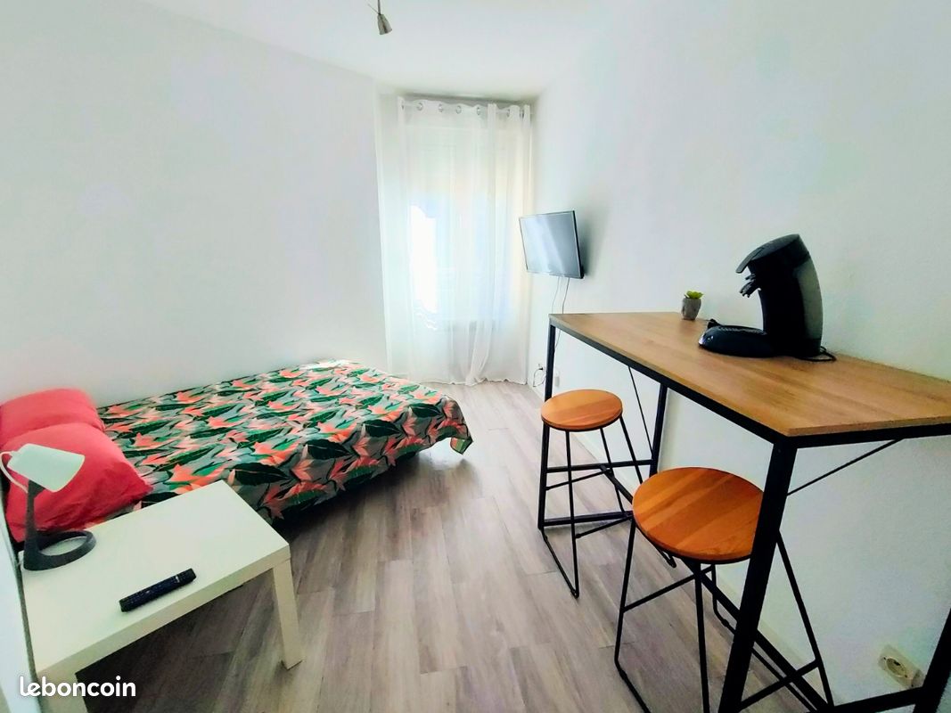 Table haute et tabourets (image 1)