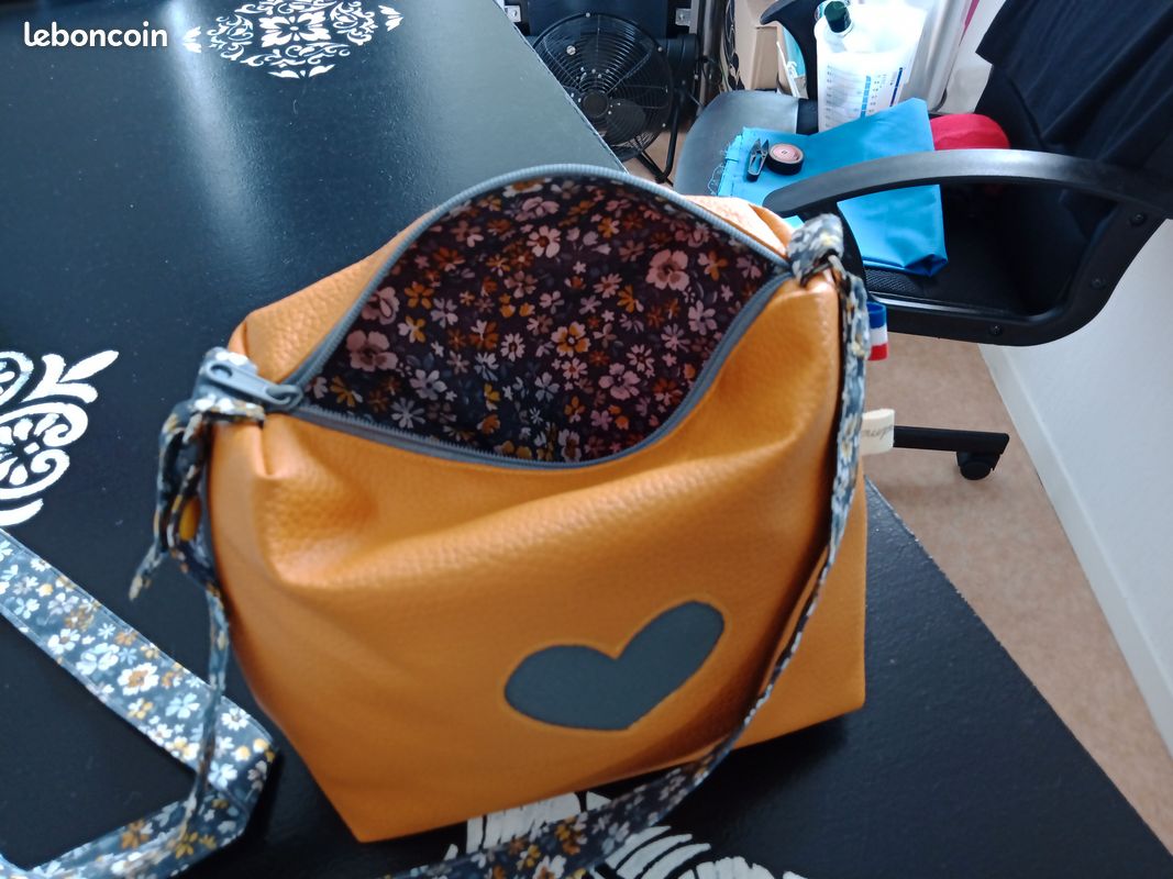 Sac carré femme ou enfant (image 1)
