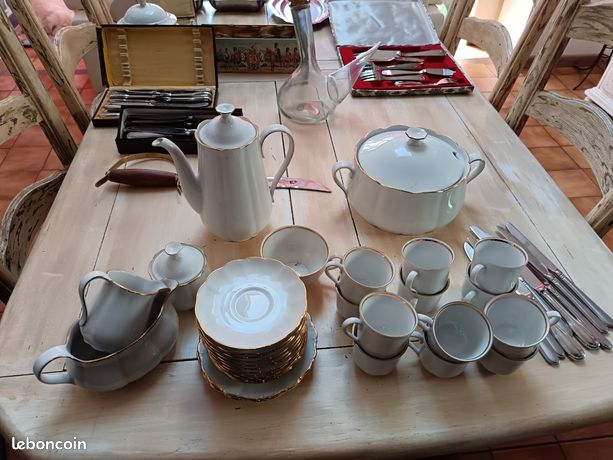 Ensemble tasse à thé, cuillère et soucoupe en porcelaine et bordures