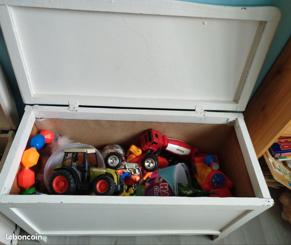 Coffre avec jouets (image 1)