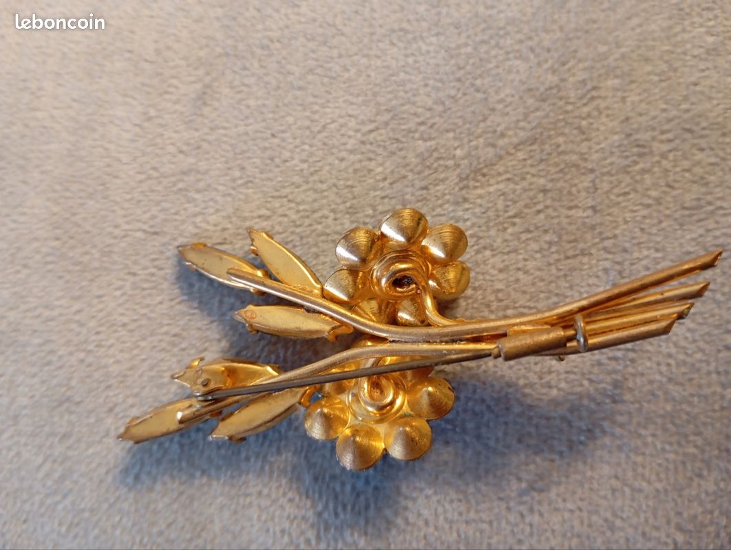 Broche perle en résine - France