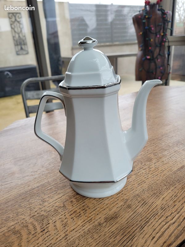 Cafetière en porcelaine blanche et argent (image 1)