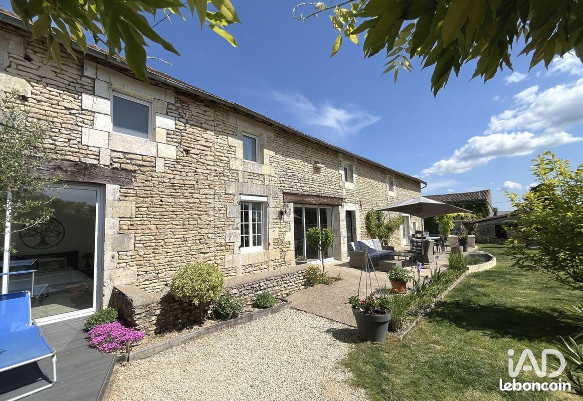 Maison 8 pièces 307 m² · à Vouillé · 307 m² · 520 000 €
