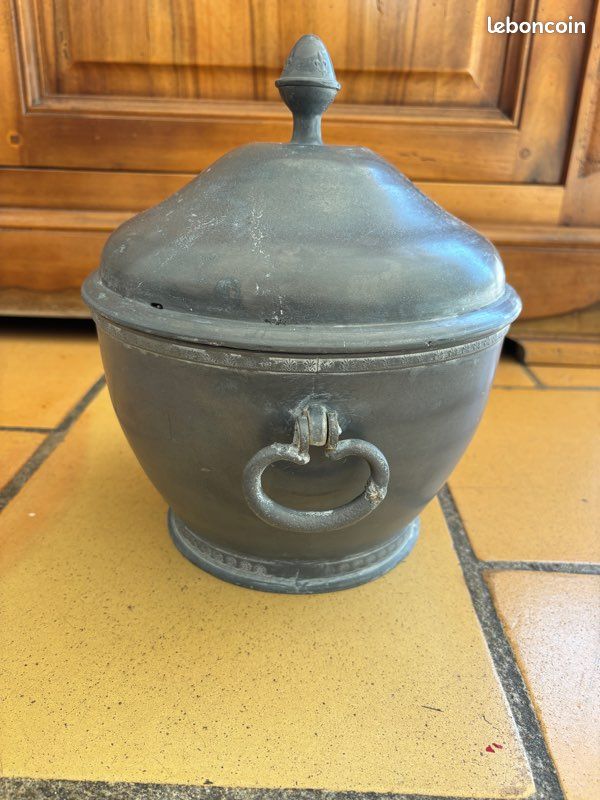 Soupière en étain (image 1)