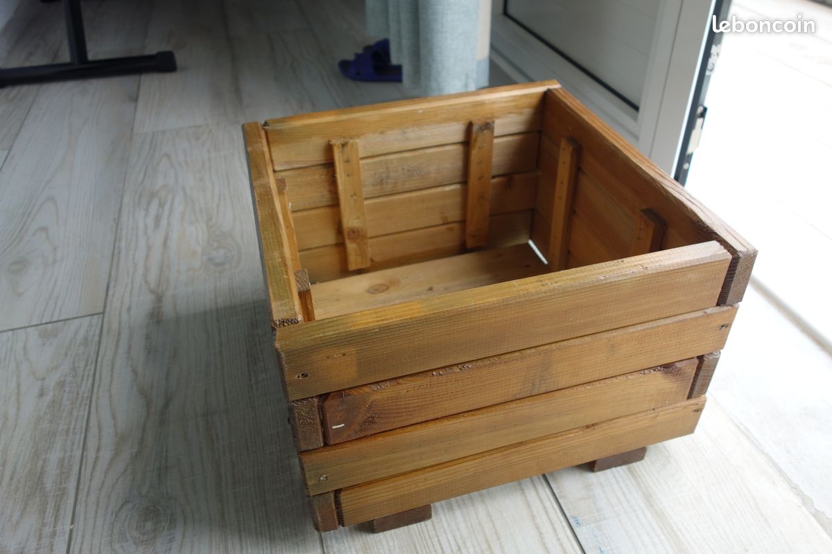 Jardinière cubique en bois (image 1)