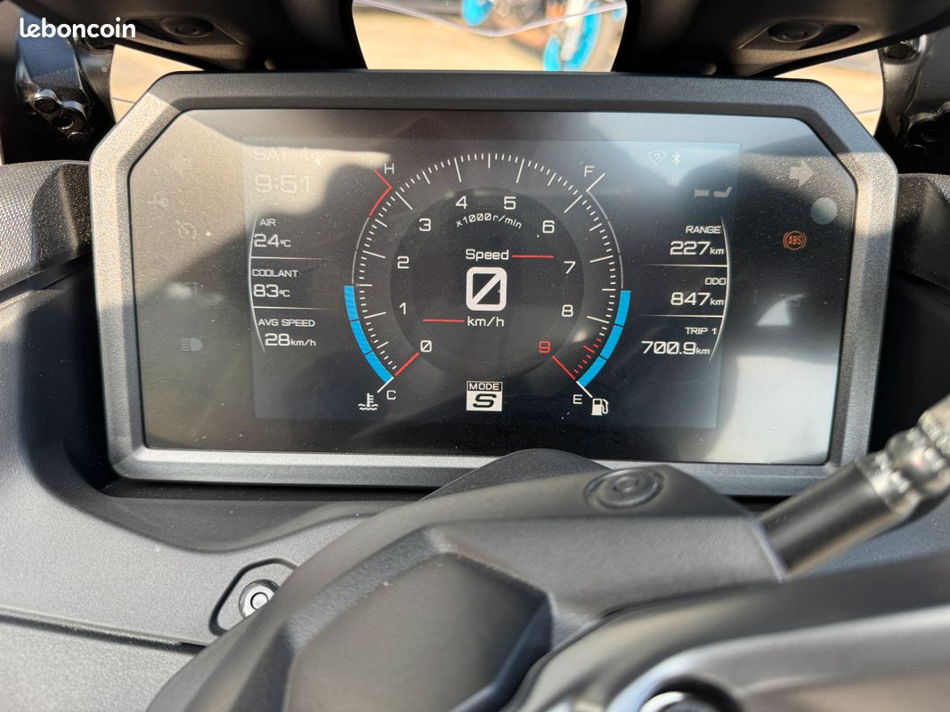 Yamaha TMAX 560 Tech MAX – 07/2023 – 900 km – 1re main – ligne MIVV + Top Case Yamaha (image 2)