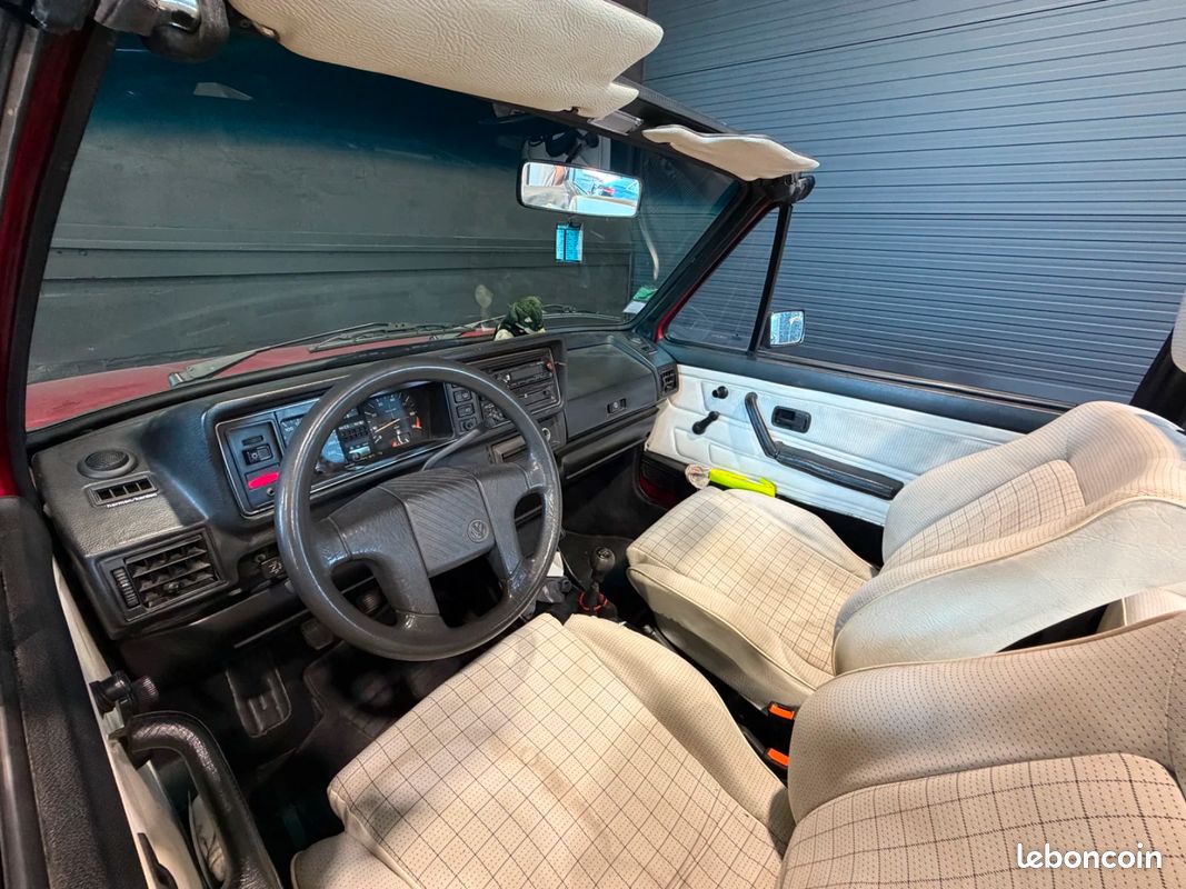 VOLKSWAGEN GOLF CABRIOLET 1.8 90ch - MOTEUR REFAIT 5000KMS - CAPOTE NEUVE - PEINTURE NEUVE - DOSSIER PHOTO RESTAURATION... (image 21)