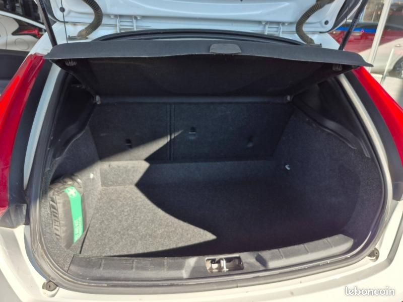 Volvo V40 D2 120ch Momentum Business Geartronic (image 24)