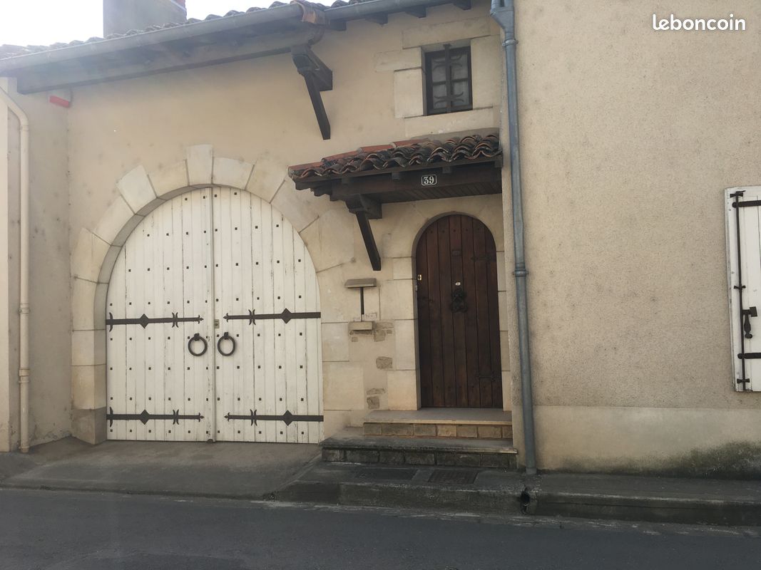 Maison de ville au cœur du Poitou avec beau jardin clos, proche de Poitiers (image 1)