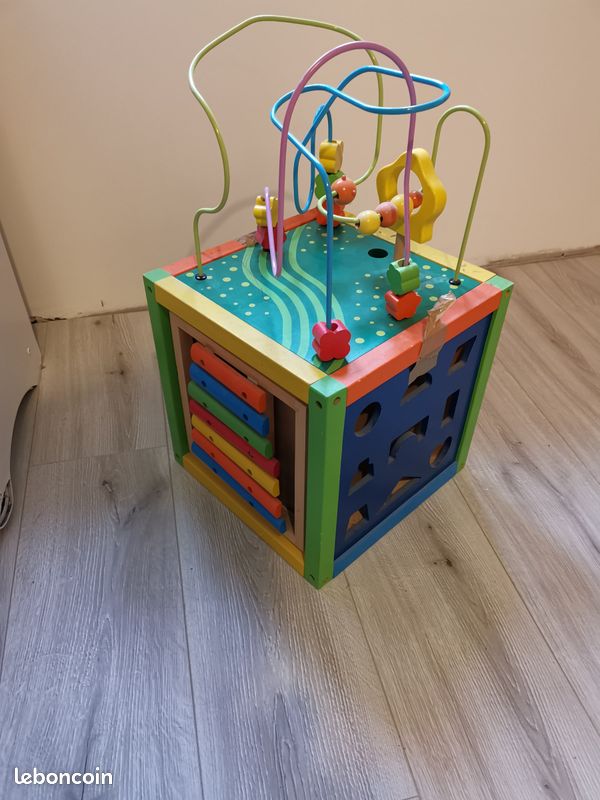 Cube activité en bois bébé (image 1)