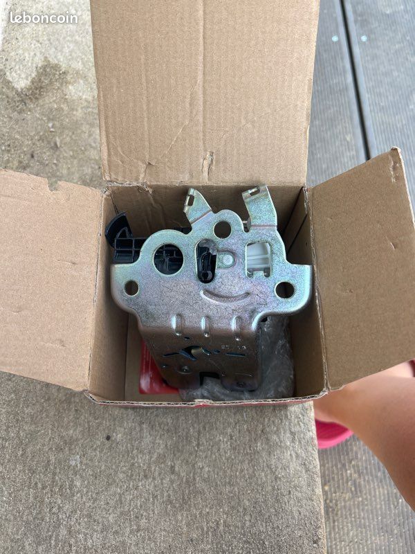 Pièce pour coffre Audi a6 (image 1)