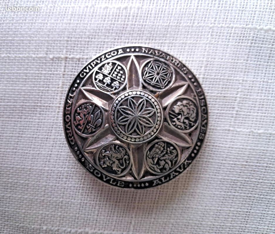 Superbe Broche Ancienne Aux Armoiries Du Pays Basque – Argenté Vintage