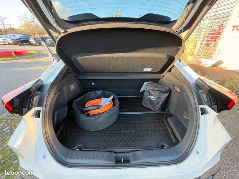 Toyota C-HR 2.0 PHEV 225 Graphic MY26 (image 17)