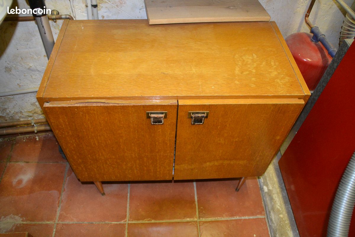 Meuble bas en bois (image 1)