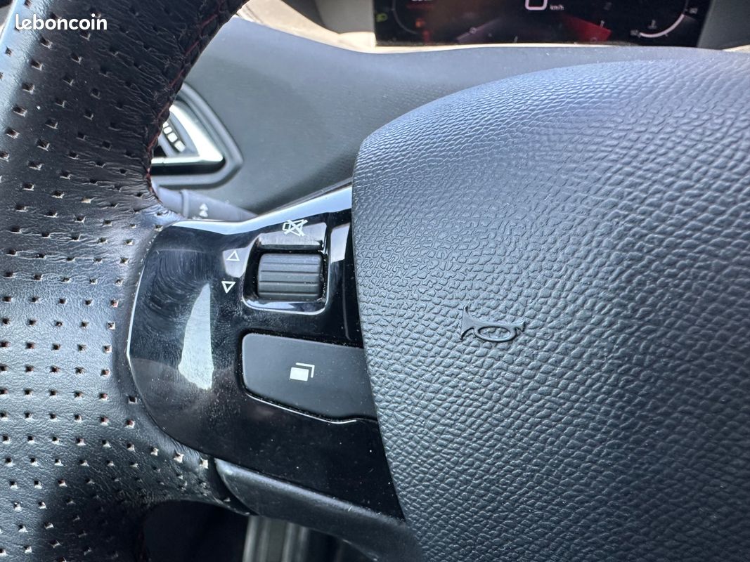 PEUGEOT 308 1.2 130ch GT PACK APPLE CARPLAY / CAMERA DE RECUL / COURROIE NEUVE / ENTRETIEN PEUGEOT (image 22)