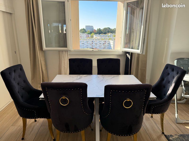 Ensemble tables & chaises – Style moderne chic – Excellent état (image 1)