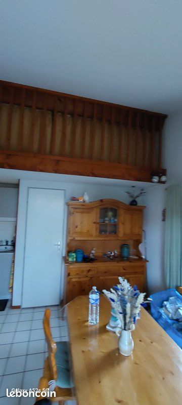 Meubles pin massif vaisselier,table et 4 chaises (image 1)