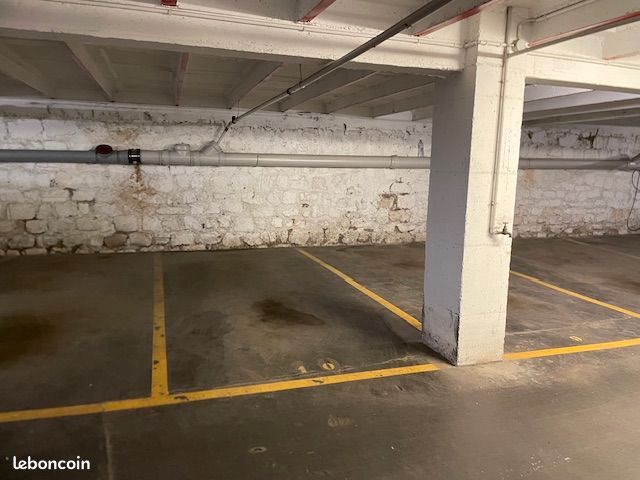Garage/box Paris · 162 €/mois