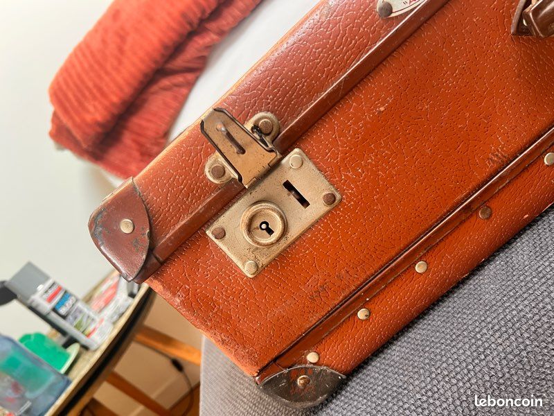 Ensemble de valises en cuir rouge sous différents angles dans un style
